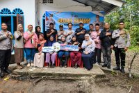 PT Timah Tbk dan Polres Karimun menyerahkan bantuan renovasi rumah layak huni kepada Irwan (56), nelayan asal Kundur Barat yang rumahnya sempat runtuh selama dua tahun | Foto: Zonamu/Humas PT Timah