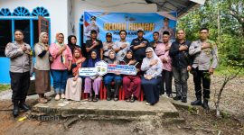 PT Timah Tbk dan Polres Karimun menyerahkan bantuan renovasi rumah layak huni kepada Irwan (56), nelayan asal Kundur Barat yang rumahnya sempat runtuh selama dua tahun | Foto: Zonamu/Humas PT Timah