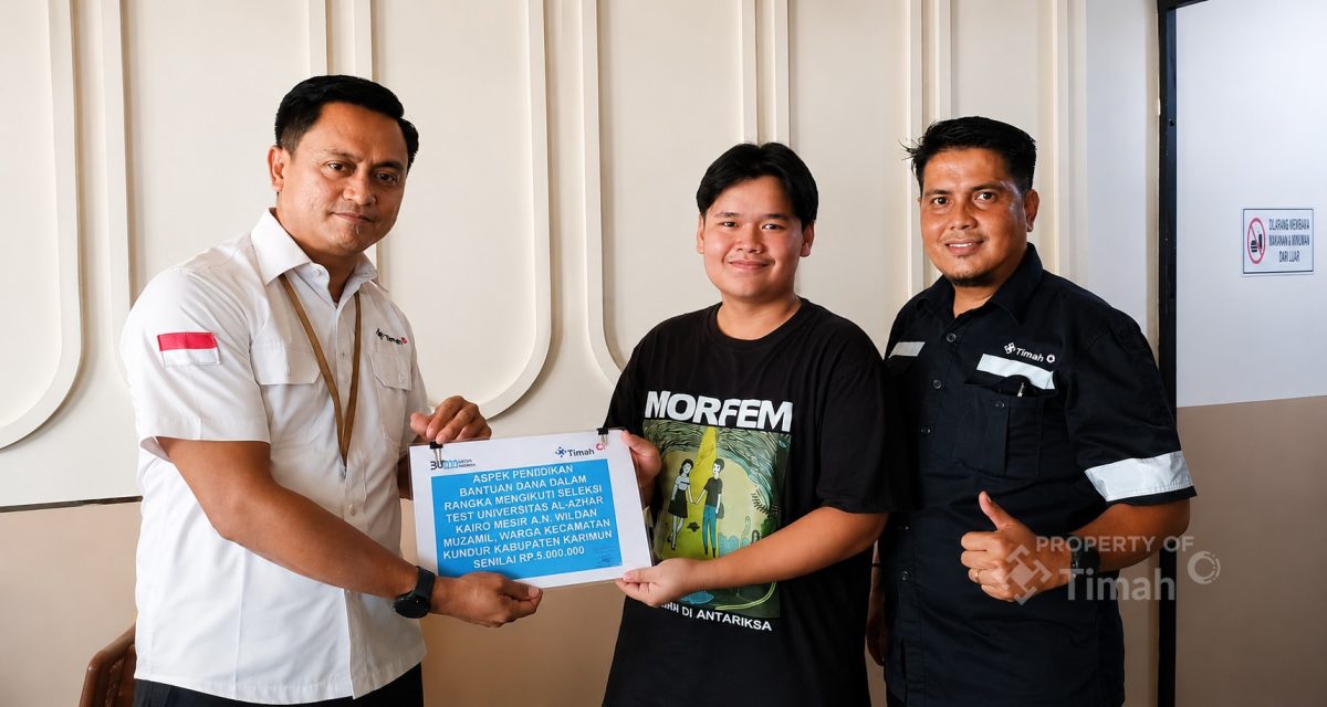 Perwakilan manajemen PT Timah (Persero) Tbk menyerahkan bantuan dana pendidikan secara simbolis kepada Wildan Muzamil Imam di Karimun. Bantuan ini merupakan wujud komitmen perusahaan dalam mendukung keberlanjutan pendidikan generasi muda | Foto: Zonamu/Humas PT Timah