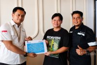 Perwakilan manajemen PT Timah (Persero) Tbk menyerahkan bantuan dana pendidikan secara simbolis kepada Wildan Muzamil Imam di Karimun. Bantuan ini merupakan wujud komitmen perusahaan dalam mendukung keberlanjutan pendidikan generasi muda | Foto: Zonamu/Humas PT Timah