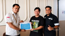 Perwakilan manajemen PT Timah (Persero) Tbk menyerahkan bantuan dana pendidikan secara simbolis kepada Wildan Muzamil Imam di Karimun. Bantuan ini merupakan wujud komitmen perusahaan dalam mendukung keberlanjutan pendidikan generasi muda | Foto: Zonamu/Humas PT Timah
