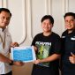 Perwakilan manajemen PT Timah (Persero) Tbk menyerahkan bantuan dana pendidikan secara simbolis kepada Wildan Muzamil Imam di Karimun. Bantuan ini merupakan wujud komitmen perusahaan dalam mendukung keberlanjutan pendidikan generasi muda | Foto: Zonamu/Humas PT Timah