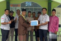 Perwakilan PT Timah (Persero) Tbk menyerahkan bantuan program TJSL secara simbolis kepada Ketua Masjid Nurul Huda, Umar Bin, di Desa Kundur, Kecamatan Kundur Barat, Kabupaten Karimun | Foto: Zonamu/Humas PT Timah