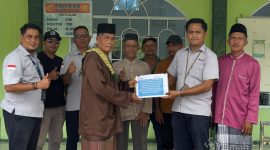 Perwakilan PT Timah (Persero) Tbk menyerahkan bantuan program TJSL secara simbolis kepada Ketua Masjid Nurul Huda, Umar Bin, di Desa Kundur, Kecamatan Kundur Barat, Kabupaten Karimun | Foto: Zonamu/Humas PT Timah