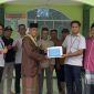 Perwakilan PT Timah (Persero) Tbk menyerahkan bantuan program TJSL secara simbolis kepada Ketua Masjid Nurul Huda, Umar Bin, di Desa Kundur, Kecamatan Kundur Barat, Kabupaten Karimun | Foto: Zonamu/Humas PT Timah