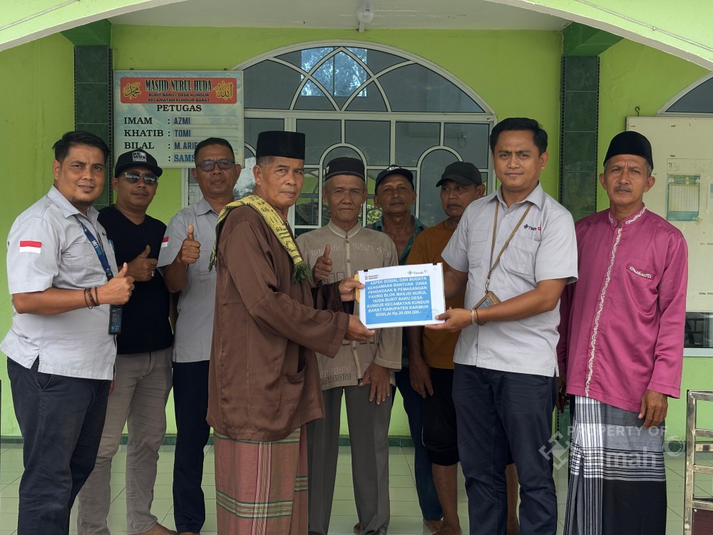 Perwakilan PT Timah (Persero) Tbk menyerahkan bantuan program TJSL secara simbolis kepada Ketua Masjid Nurul Huda, Umar Bin, di Desa Kundur, Kecamatan Kundur Barat, Kabupaten Karimun | Foto: Zonamu/Humas PT Timah