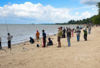 Ratusan peserta antusias mengikuti Lomba Memancing Silaturahmi Berkah di bibir Pantai Batu Besar, Kundur Barat, Kabupaten Karimun. Gelaran yang didukung oleh PT Timah Tbk ini berhasil menyedot 280 peserta sekaligus mempromosikan potensi wisata pesisir lokal | Foto: Zonamu/Humas PT Timah