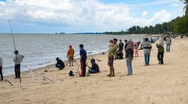 Ratusan peserta antusias mengikuti Lomba Memancing Silaturahmi Berkah di bibir Pantai Batu Besar, Kundur Barat, Kabupaten Karimun. Gelaran yang didukung oleh PT Timah Tbk ini berhasil menyedot 280 peserta sekaligus mempromosikan potensi wisata pesisir lokal | Foto: Zonamu/Humas PT Timah