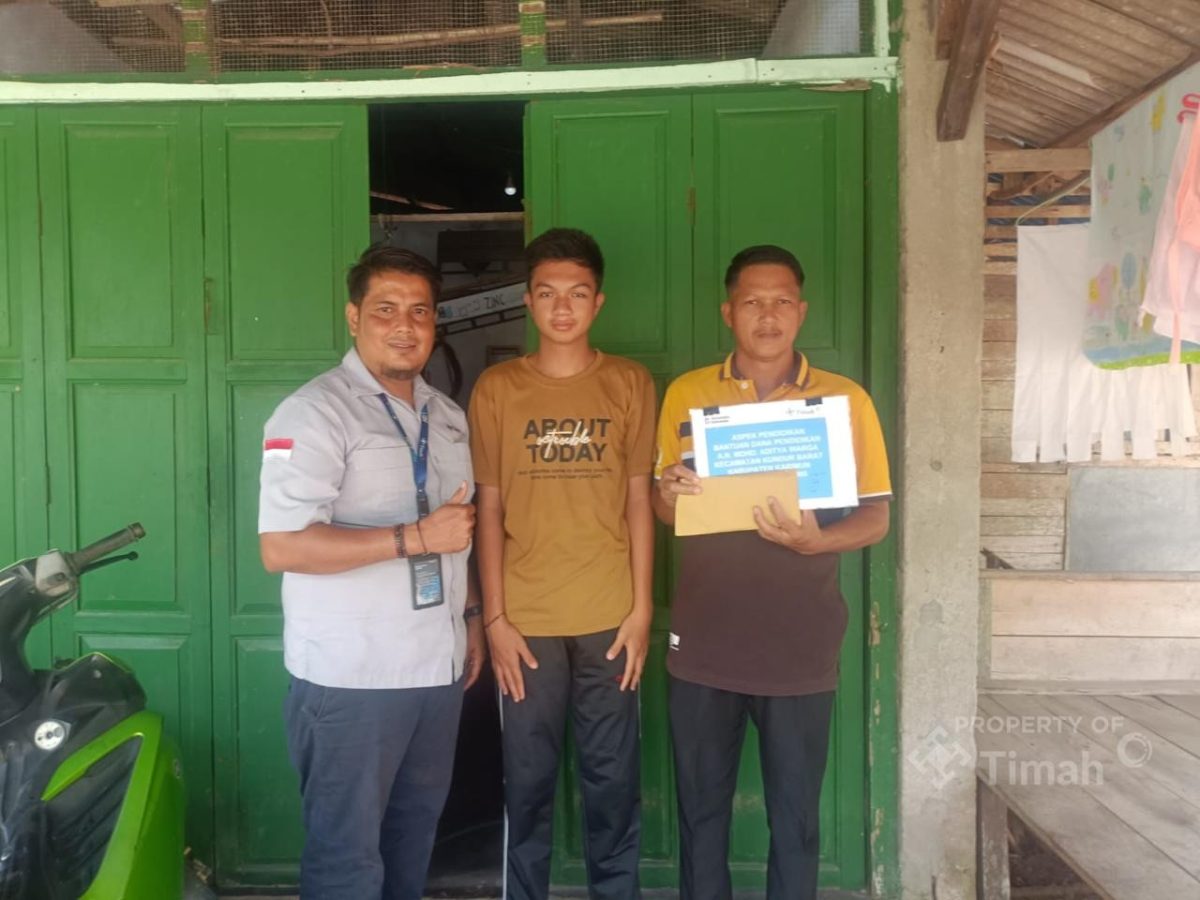 Perwakilan PT Timah (Persero) Tbk menyerahkan bantuan dana pendidikan secara simbolis kepada Mohd. Aditya Kurniawan, siswa berprestasi asal Kundur Barat | Foto: Zonamu/Humas PT Timah