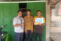 Perwakilan PT Timah (Persero) Tbk menyerahkan bantuan dana pendidikan secara simbolis kepada Mohd. Aditya Kurniawan, siswa berprestasi asal Kundur Barat | Foto: Zonamu/Humas PT Timah