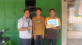 Perwakilan PT Timah (Persero) Tbk menyerahkan bantuan dana pendidikan secara simbolis kepada Mohd. Aditya Kurniawan, siswa berprestasi asal Kundur Barat | Foto: Zonamu/Humas PT Timah