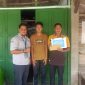 Perwakilan PT Timah (Persero) Tbk menyerahkan bantuan dana pendidikan secara simbolis kepada Mohd. Aditya Kurniawan, siswa berprestasi asal Kundur Barat | Foto: Zonamu/Humas PT Timah