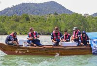 Pekerja dari PT Timah (Persero) Tbk melepasliarkan kepiting bakau di kawasan pesisir Kabupaten Karimun, Kepulauan Riau | Foto: Zonamu/Humas PT Timah