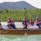 Pekerja dari PT Timah (Persero) Tbk melepasliarkan kepiting bakau di kawasan pesisir Kabupaten Karimun, Kepulauan Riau | Foto: Zonamu/Humas PT Timah