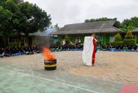 Antusiasme santri Ponpes Darul Furqan saat mengikuti simulasi pemadaman api dan tanggap darurat yang digelar PT Timah (Persero) Tbk dalam rangkaian Masa Pengenalan Lingkungan Pesantren (MPLP) 2026/2027 di Karimun | Foto: Zonamu/Humas PT Timah