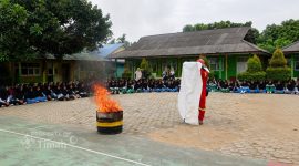 Antusiasme santri Ponpes Darul Furqan saat mengikuti simulasi pemadaman api dan tanggap darurat yang digelar PT Timah (Persero) Tbk dalam rangkaian Masa Pengenalan Lingkungan Pesantren (MPLP) 2026/2027 di Karimun | Foto: Zonamu/Humas PT Timah