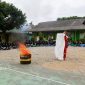 Antusiasme santri Ponpes Darul Furqan saat mengikuti simulasi pemadaman api dan tanggap darurat yang digelar PT Timah (Persero) Tbk dalam rangkaian Masa Pengenalan Lingkungan Pesantren (MPLP) 2026/2027 di Karimun | Foto: Zonamu/Humas PT Timah