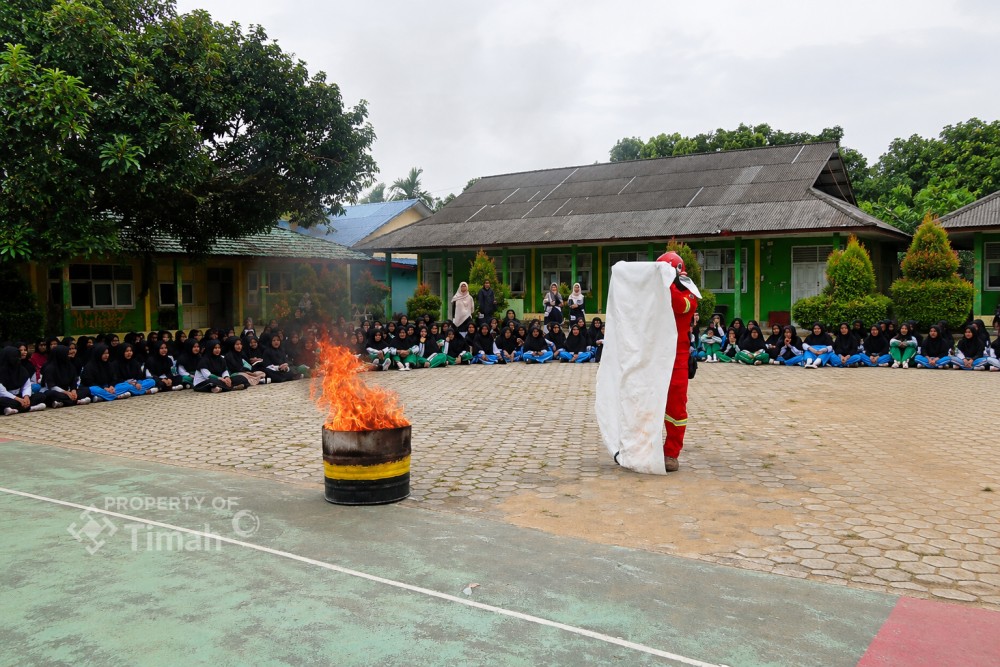 Antusiasme santri Ponpes Darul Furqan saat mengikuti simulasi pemadaman api dan tanggap darurat yang digelar PT Timah (Persero) Tbk dalam rangkaian Masa Pengenalan Lingkungan Pesantren (MPLP) 2026/2027 di Karimun | Foto: Zonamu/Humas PT Timah