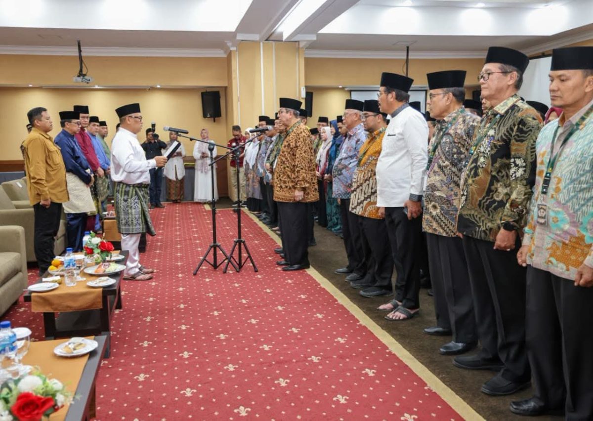 Wagub Kepri saat melantik dewan Hakim MTQH Kepri | Foto : Zonamu/Ist