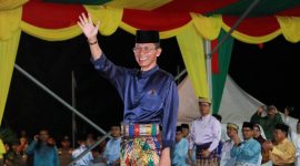 Walikota Batam Amsakar Ahmad saat melambaikan tangan kepada kafilah | Foto :Zonamu/Ist