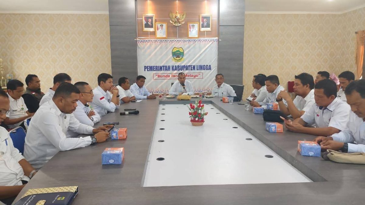 Wabup Lingga saat pimpin rapat | Foto : Zonamu/Ist