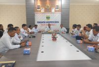 Wabup Lingga saat pimpin rapat | Foto : Zonamu/Ist