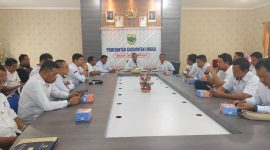 Wabup Lingga saat pimpin rapat | Foto : Zonamu/Ist
