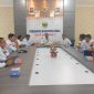 Wabup Lingga saat pimpin rapat | Foto : Zonamu/Ist