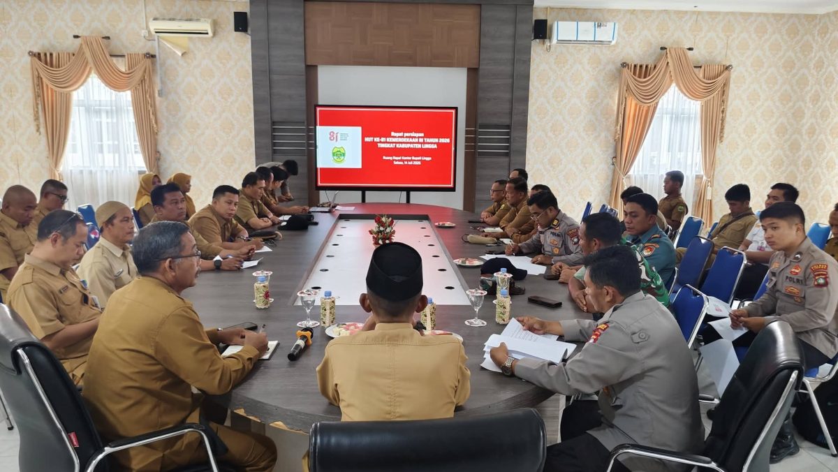 Sekda Lingga saat pimpin rapat persiapan HUT RI ke 81 di Dabo Singkep | Foto : Zonamu/Ist