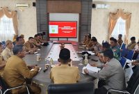 Sekda Lingga saat pimpin rapat persiapan HUT RI ke 81 di Dabo Singkep | Foto : Zonamu/Ist
