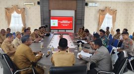 Sekda Lingga saat pimpin rapat persiapan HUT RI ke 81 di Dabo Singkep | Foto : Zonamu/Ist