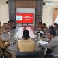 Sekda Lingga saat pimpin rapat persiapan HUT RI ke 81 di Dabo Singkep | Foto : Zonamu/Ist