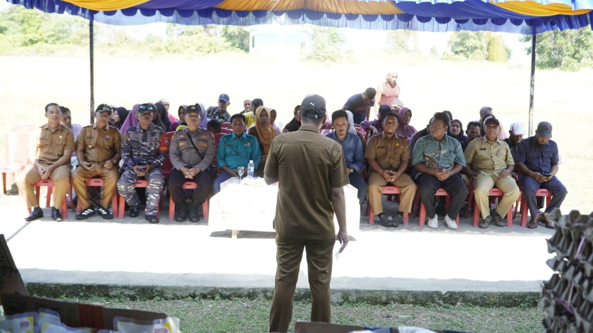 Wabup Lingga buka pasar murah di Bakung Serumpun | Foto : Zonamu/Ist