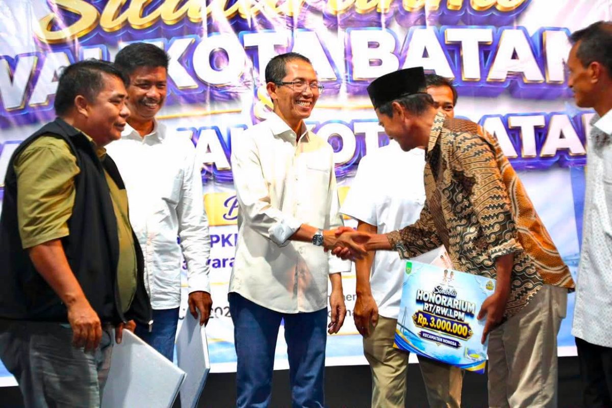Walikota Batam Amsakar Ahmad saat bersalaman dengan warga | Foto : Zonamu/Ahmad Nusur