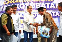 Walikota Batam Amsakar Ahmad saat bersalaman dengan warga | Foto : Zonamu/Ahmad Nusur