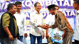 Walikota Batam Amsakar Ahmad saat bersalaman dengan warga | Foto : Zonamu/Ahmad Nusur
