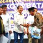 Walikota Batam Amsakar Ahmad saat bersalaman dengan warga | Foto : Zonamu/Ahmad Nusur