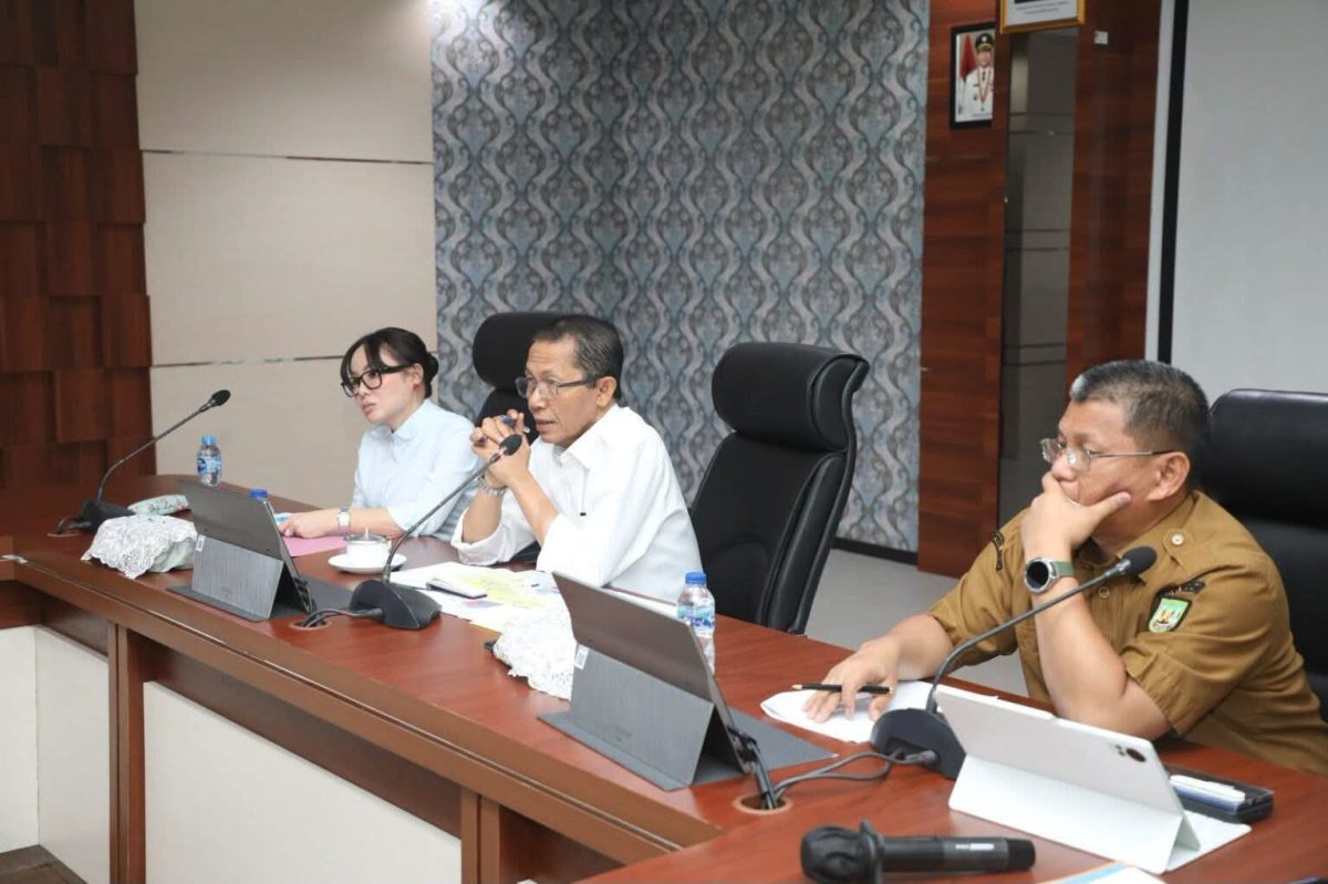 Amsakar Ahmad bersama Li Claudia saat pimpin rapat bersama OPD | Foto : Zonamu/Ski