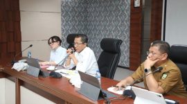 Amsakar Ahmad bersama Li Claudia saat pimpin rapat bersama OPD | Foto : Zonamu/Ski