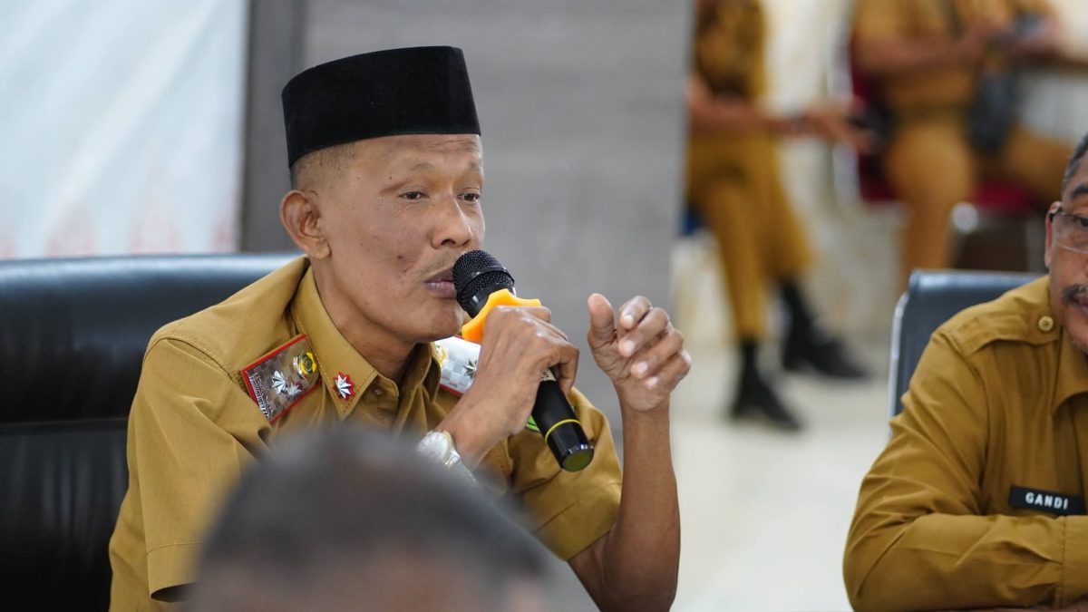 Sekda Lingga Armia saat pimpin rapat | Foto : Zonamu/Ist