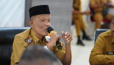 Sekda Lingga Armia saat pimpin rapat | Foto : Zonamu/Ist
