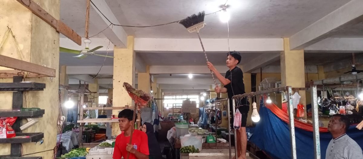 Disperindagkop Lingga Gandeng Pedagang Bersihkan Pasar Sayur Dabo | Foto : Zonamu/Ist