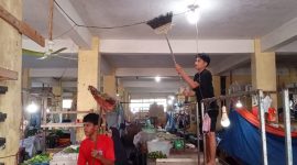 Disperindagkop Lingga Gandeng Pedagang Bersihkan Pasar Sayur Dabo | Foto : Zonamu/Ist