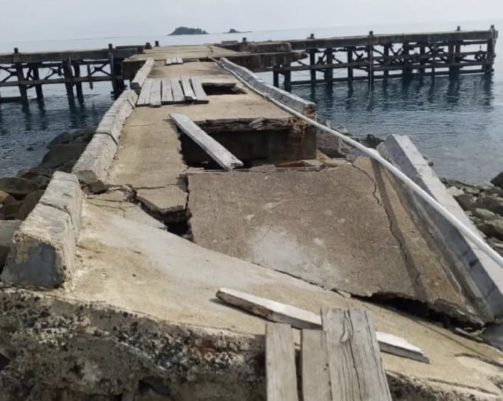 Potrer kondisi pelabuhan di pulau pekajanh yang rusak | Foto : Zonamu/Ist