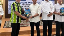 Pelaksana Tugas Kepala Dinas Penanaman Modal dan Pelayanan Terpadu Satu Pintu (DPMPTSP) Kabupaten Lingga, Widi Satoto saat menerima hasi capaian realisasi investasi Lingga | Foto : Zonamu/Ist