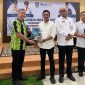 Pelaksana Tugas Kepala Dinas Penanaman Modal dan Pelayanan Terpadu Satu Pintu (DPMPTSP) Kabupaten Lingga, Widi Satoto saat menerima hasi capaian realisasi investasi Lingga | Foto : Zonamu/Ist