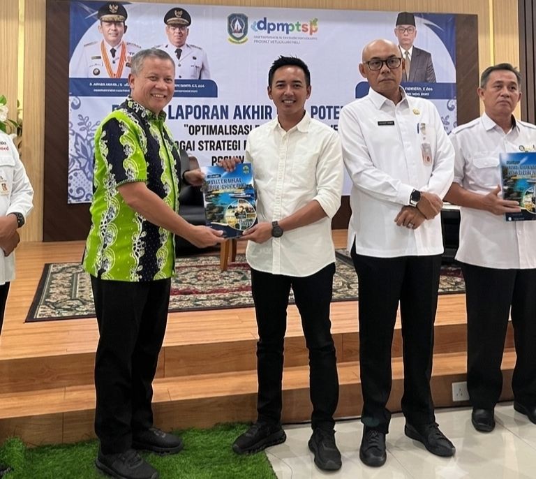 Pelaksana Tugas Kepala Dinas Penanaman Modal dan Pelayanan Terpadu Satu Pintu (DPMPTSP) Kabupaten Lingga, Widi Satoto saat menerima hasi capaian realisasi investasi Lingga | Foto : Zonamu/Ist