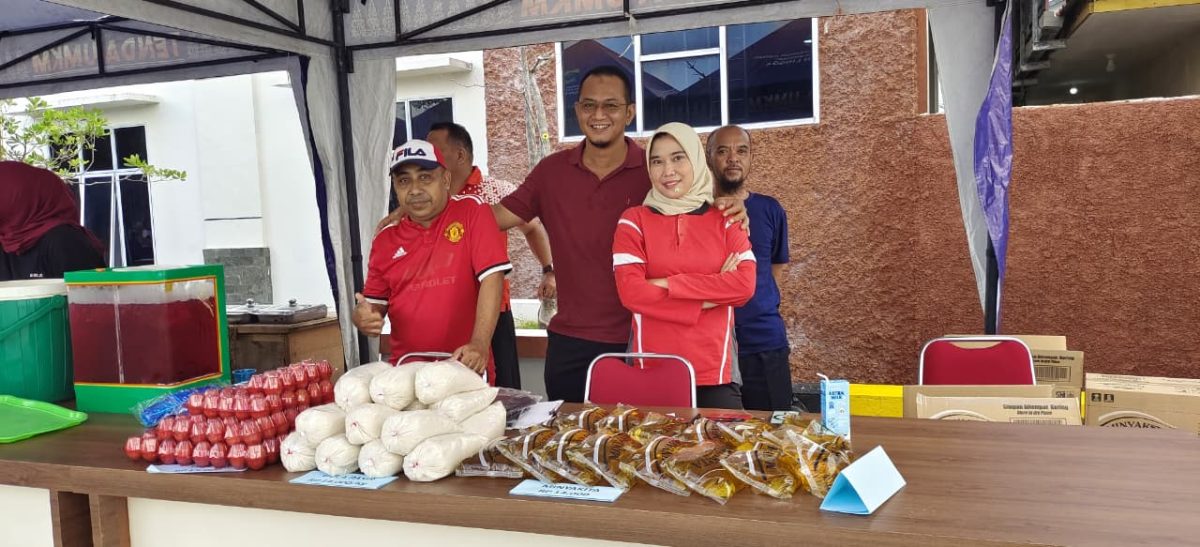 Bazar Murah Disperindagkop UKM Lingga Diserbu Warga, Gula, Minyak dan Telur Dijual Jauh di Bawah Harga Pasar | Foto : Zonamu/ist