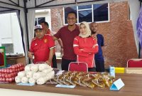 Bazar Murah Disperindagkop UKM Lingga Diserbu Warga, Gula, Minyak dan Telur Dijual Jauh di Bawah Harga Pasar | Foto : Zonamu/ist
