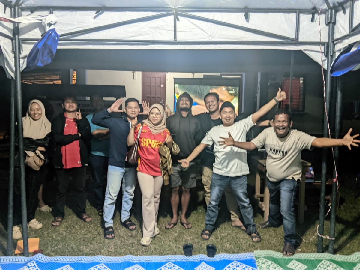 Suasana Nobar di Halaman Kantor Disperindagkop Lingga | Foto : Zonamu/Imam